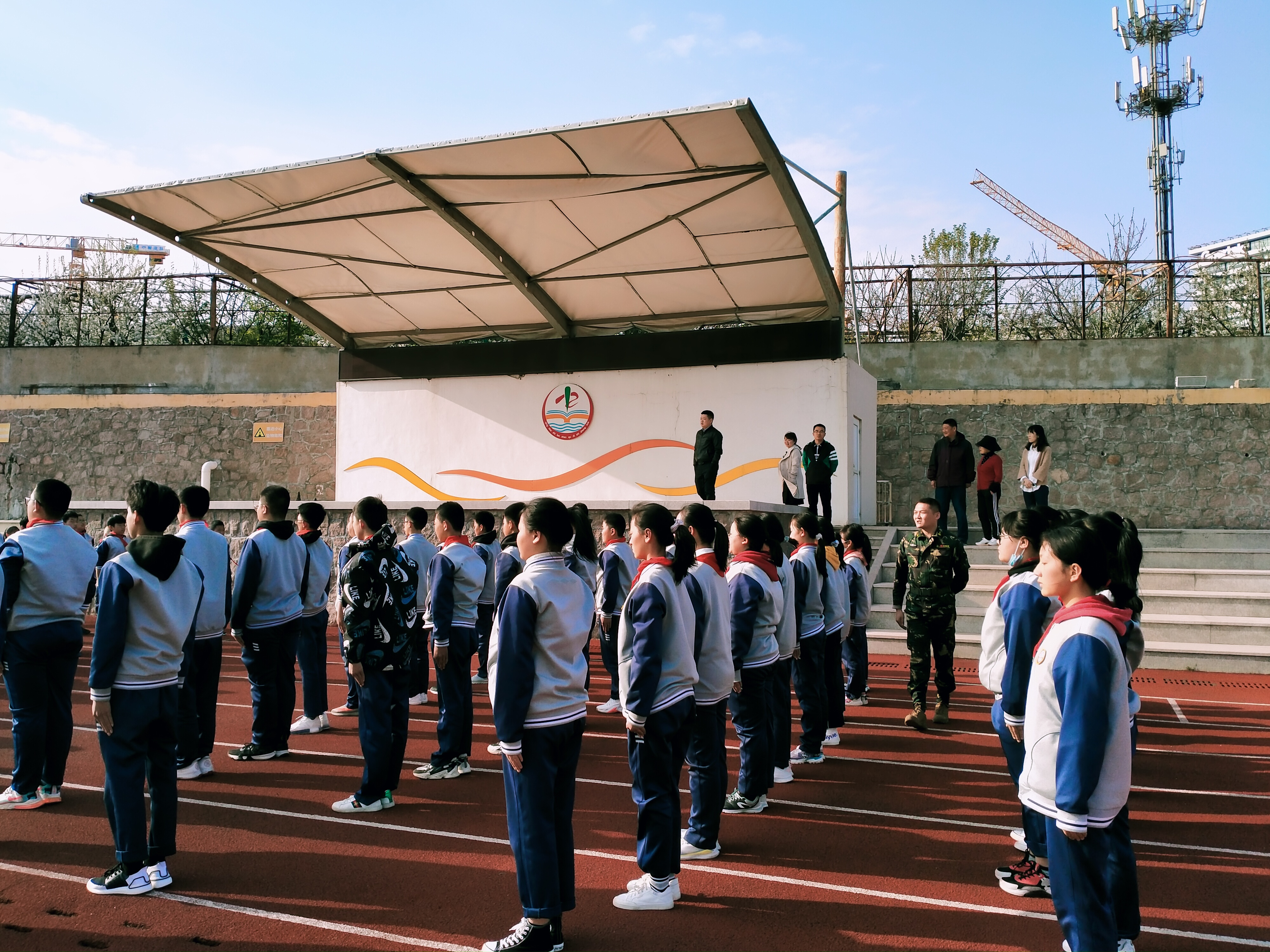 崂山十中举行锤炼品格提升素养暨国防教育活动