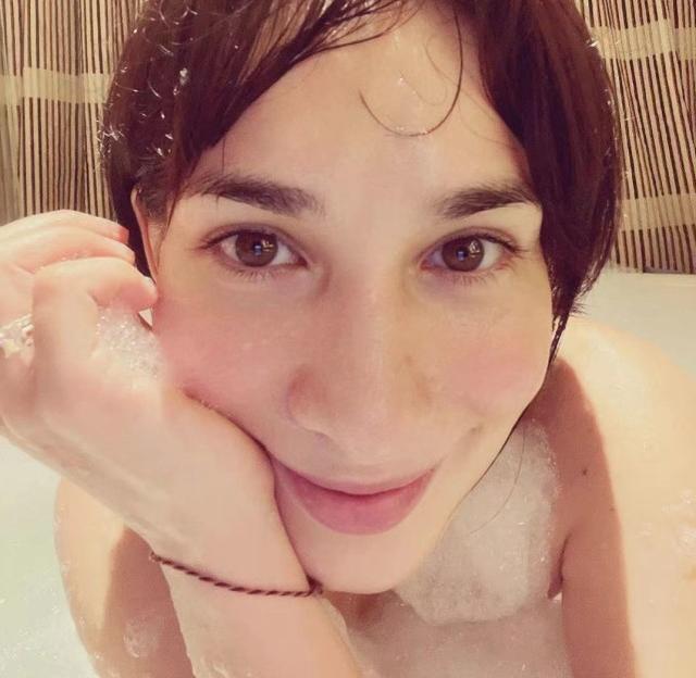 卢靖姗与韩庚三亚海边度假 罕晒泳装照健美身材吸睛