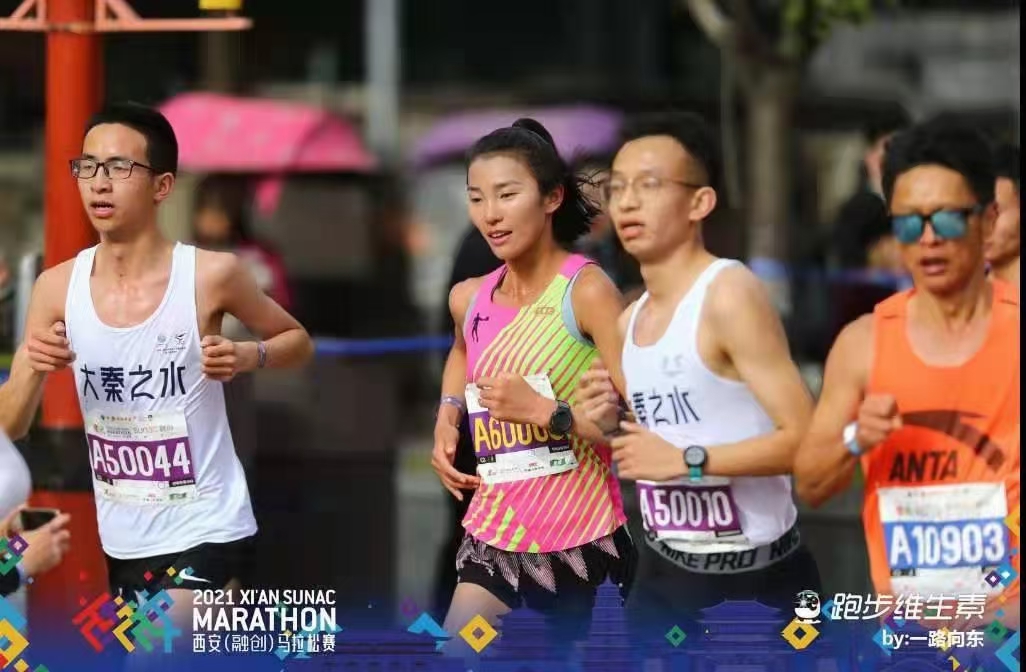 感受奔跑最美时光 “大秦之水”跑者燃情西马
