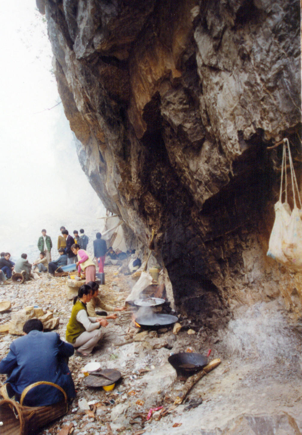 参与修路的下庄村村民把“厨房”搬到了施工现场（资料照片）。图源：新华社