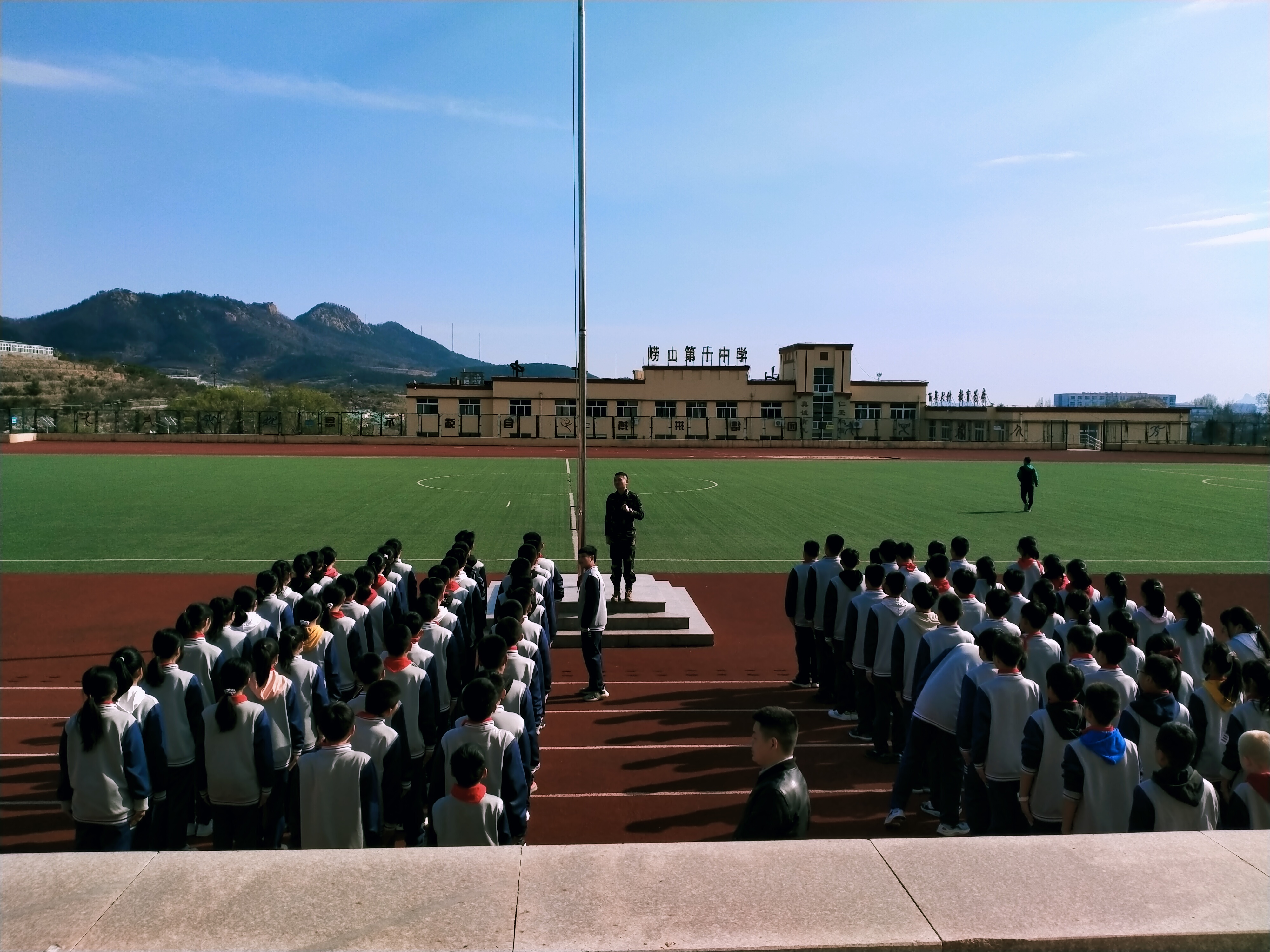 崂山十中举行锤炼品格提升素养暨国防教育活动