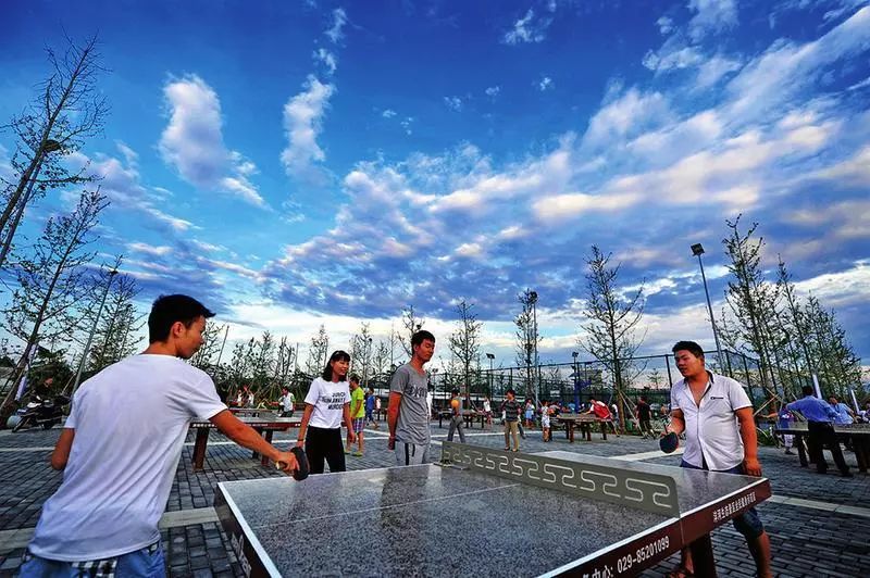 沣河生态景区内居民畅享运动