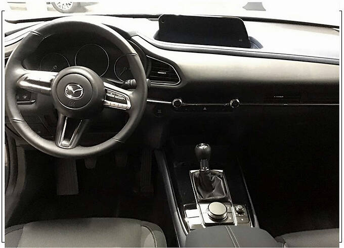 马自达cx30进店实拍曝光搭20l引擎6速手动还配双出排气