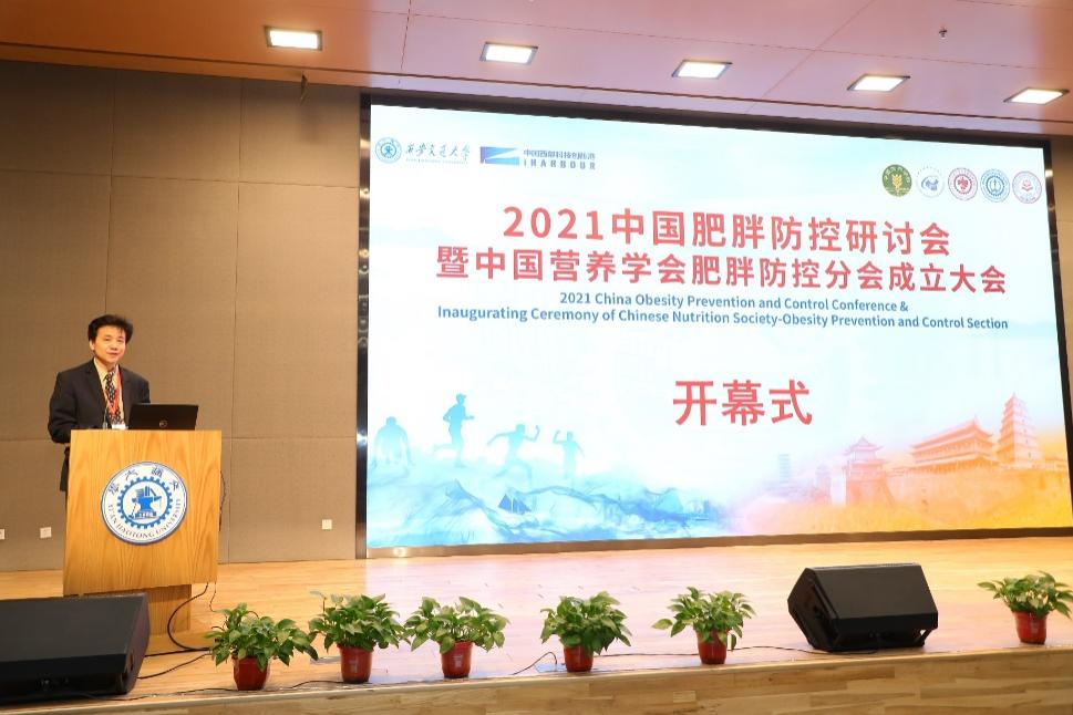 大会主席王友发教授主持开幕式并致大会主席欢迎辞