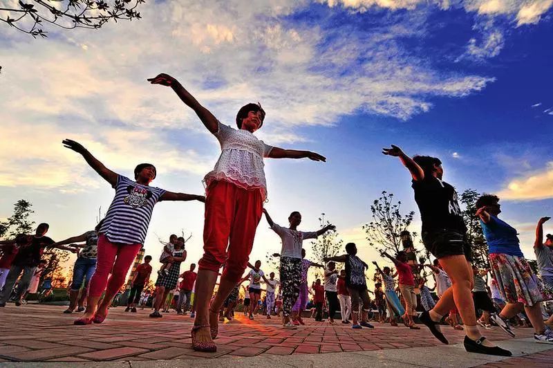 沣河生态景区内居民畅享运动