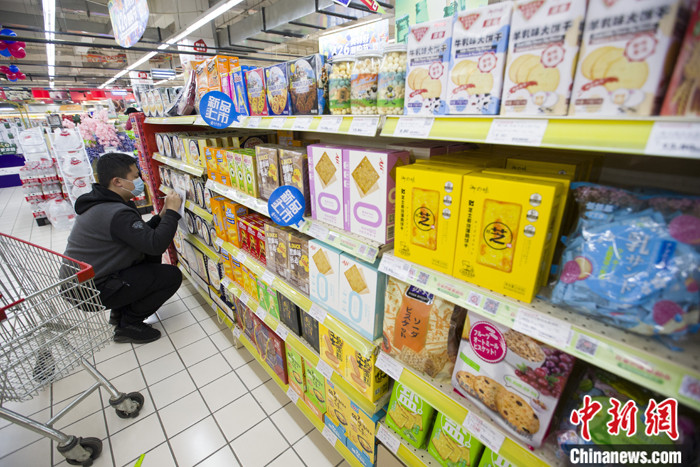 图为4月9日，山西太原一超市，工作人员在整理进口商品货架。 <a target='_blank' href='http://www.chinanews.com/'>中新社</a>记者 张云 摄