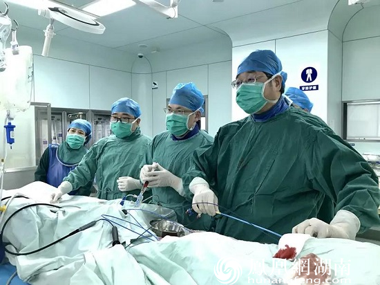 心血管内科主任葛良清博士（右一）正实施湖南省首例房颤射频消融术+左心耳封堵术+冠状动脉瘘栓塞一站式手术