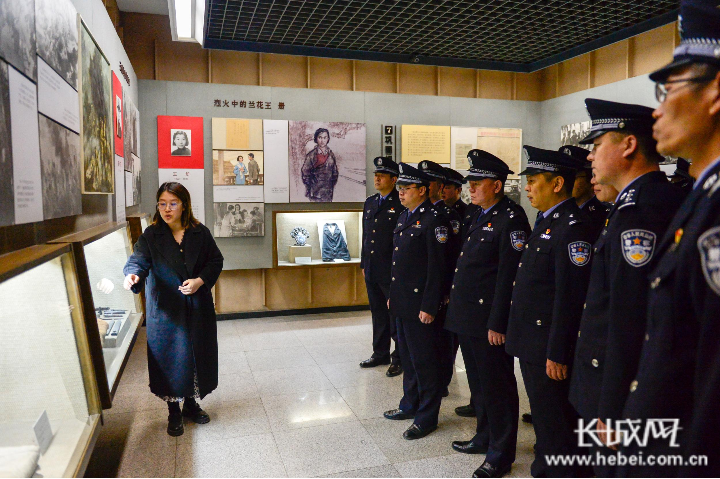 民警参观冀东烈士纪念馆实物展览。