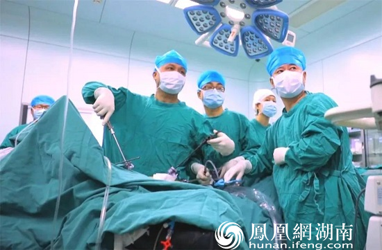 普通外科主任张克兰博士（左一）正进行腹腔镜手术