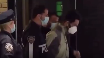 美国黑人男子街头辱骂亚裔 下一秒被当场逮捕