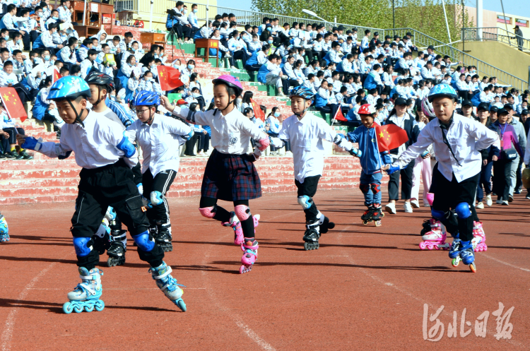 2021年4月14日，河北省内丘县举行2021年中小学生运动会开幕式表演。河北日报记者杜柏桦摄影报道