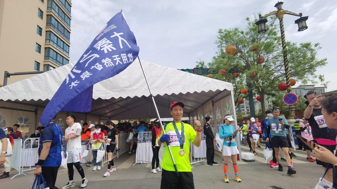 感受奔跑最美时光 “大秦之水”跑者燃情西马