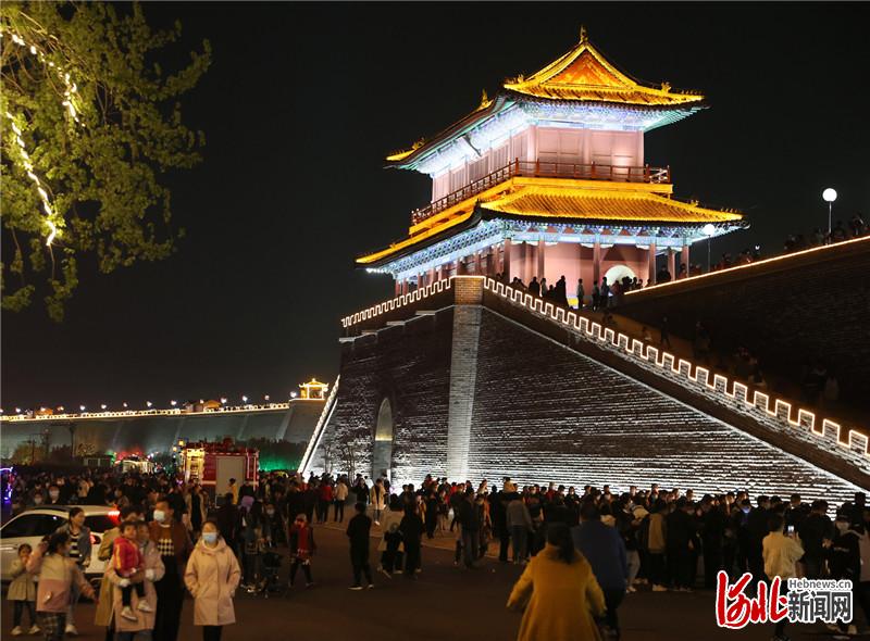 4月4日,流光溢彩的正定古城景區夜景.