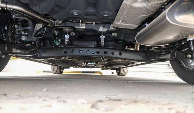 底盘方面,新款荣威i5采用前麦弗逊独立悬挂,u形梁半独立后悬挂,在这一