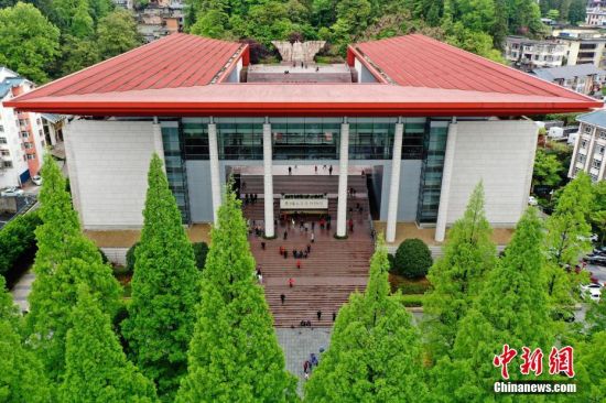 4月11日，游客前往江西井冈山革命博物馆参观。近日，“中国革命的摇篮”井冈山的红色旅游日渐升温，各地游客前往井冈山革命博物馆、井冈山革命烈士陵园、黄洋界等地参观游览。（无人机拍摄）中新社记者 刘占昆 摄