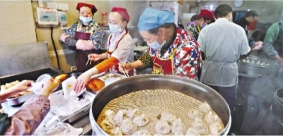 4月12日，“家阳赵师傅热干面店”顾客络绎不绝。