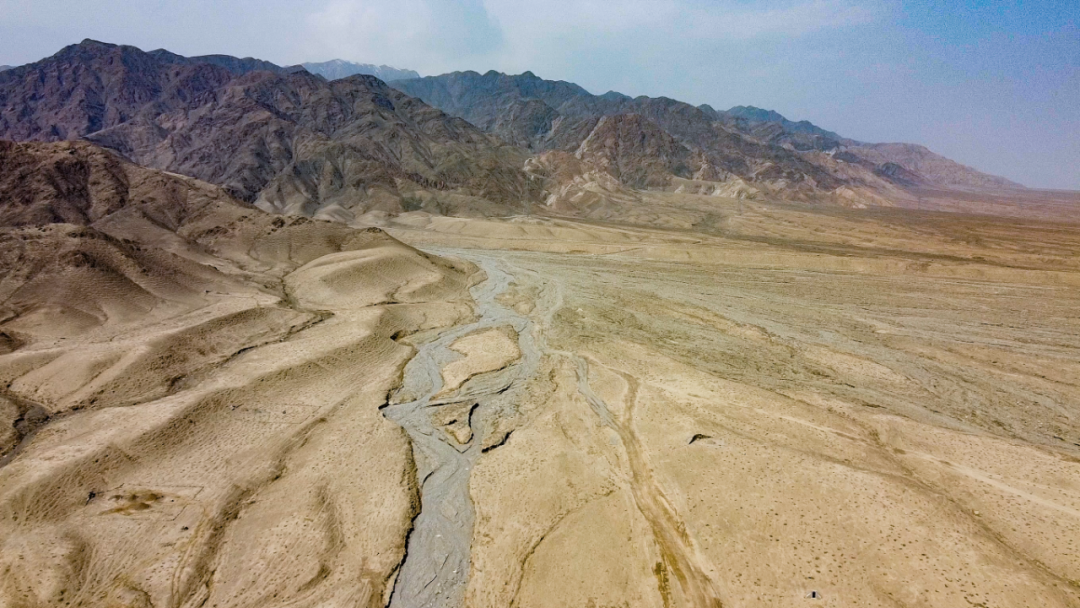 ↑塌码子沟在出口形成的冲积扇