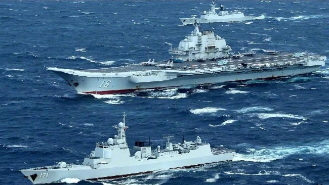 美舰近距拍摄中国航母 显示对抗中国决心