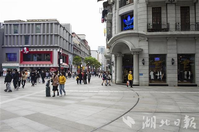 2021年4月10日的江汉路步行街。