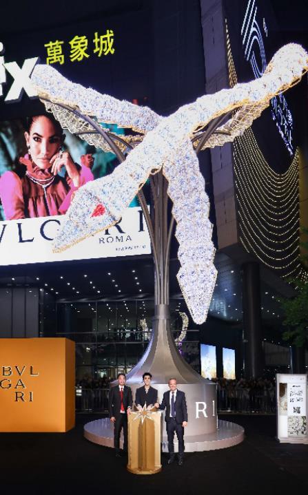 (从左至右)杭州万象城总经理潘先轶、演员吴磊、宝格丽大中华总裁柯力亚（Kolia Neveux）