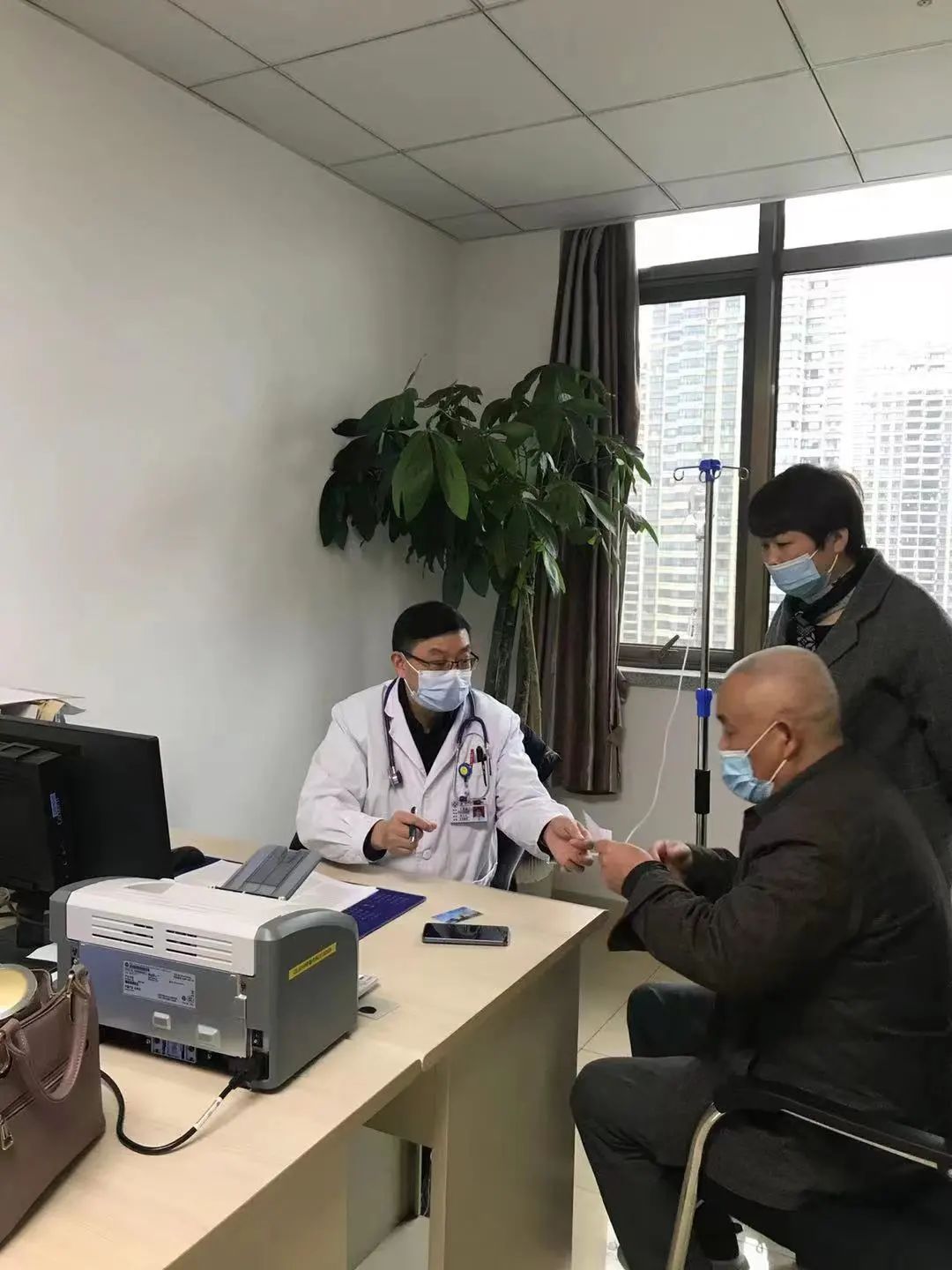 安庆吊瓶医生火了打着点滴给病人看病他却说