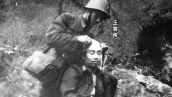 突击队作战前进行沙盘作业，出征前夕，卫生员也被通知随队前去