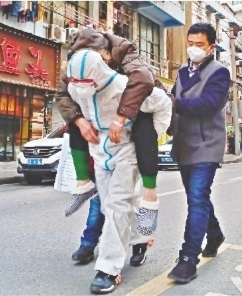 身背病患转运的民警邵玉春。