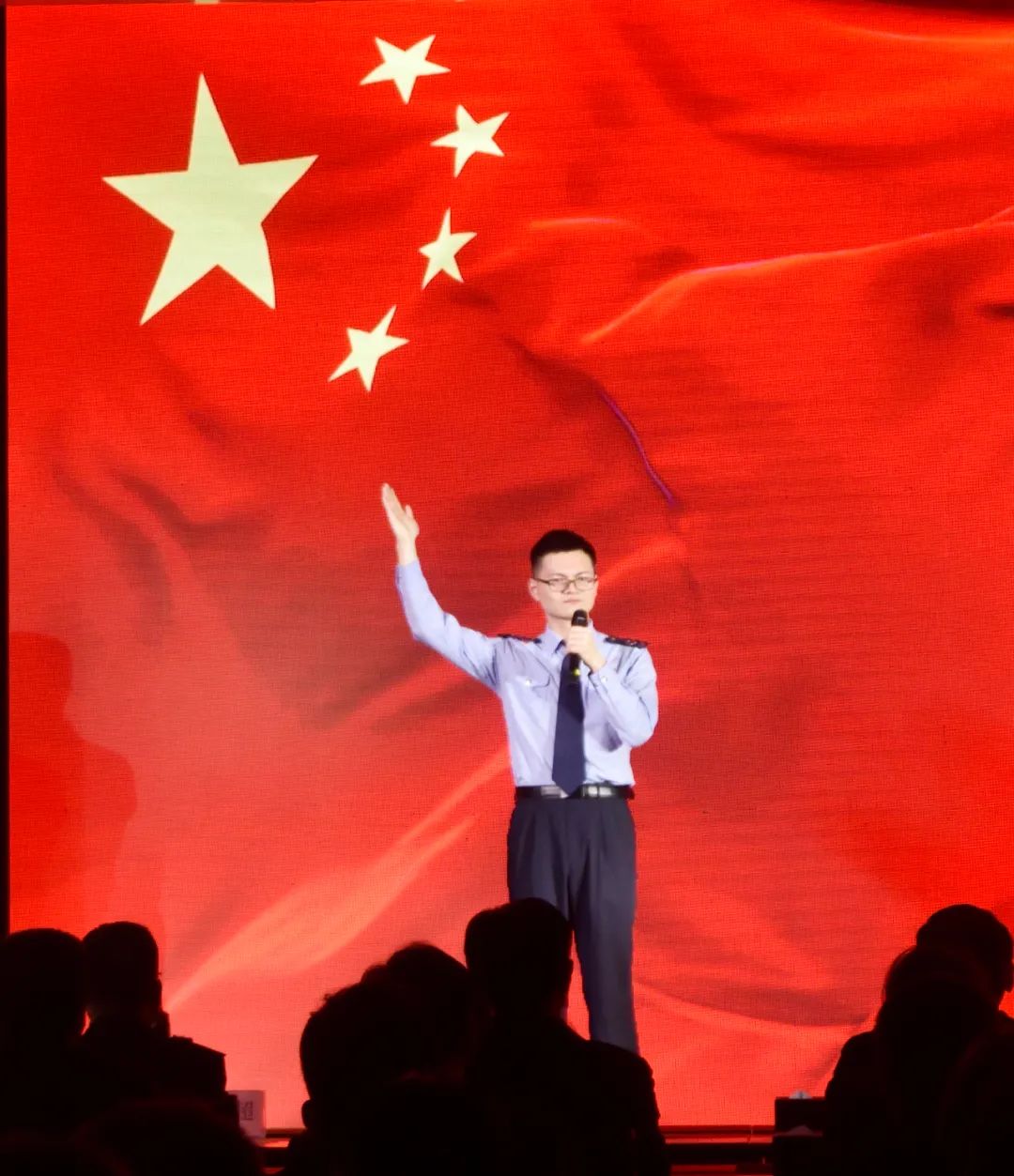 宣讲人刘崇祖宣讲胡惠东先进事迹