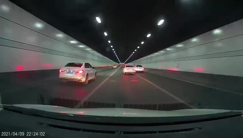 南京西安门隧道深夜多车追尾 疑似飙车