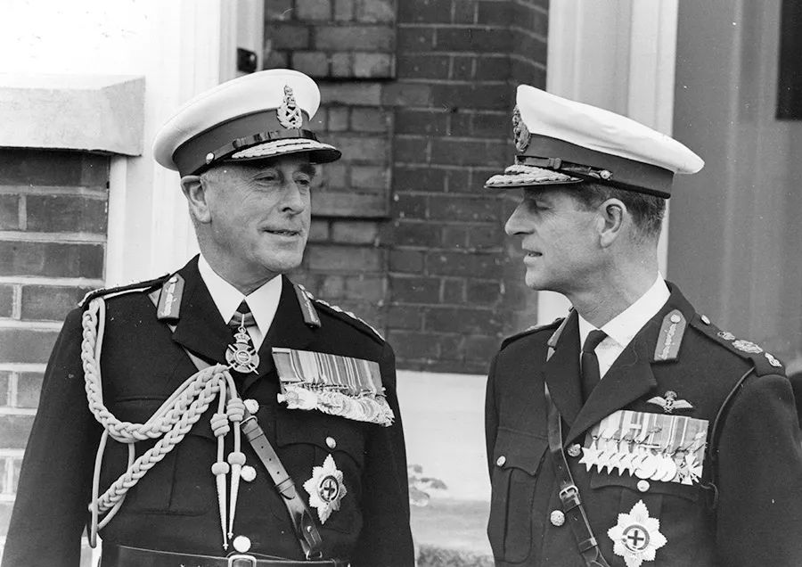 要闻动态 靠谱代办银行卡▲ 1965年,菲利普(右)与蒙巴顿伯爵