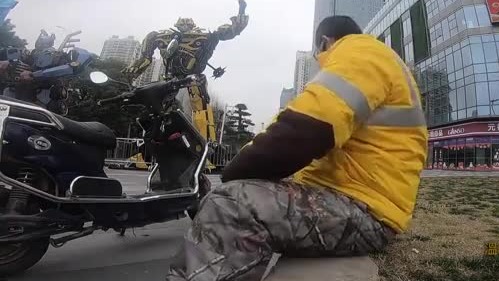 男子生意欠债选择做外卖骑手，却因疫情打乱人生规划