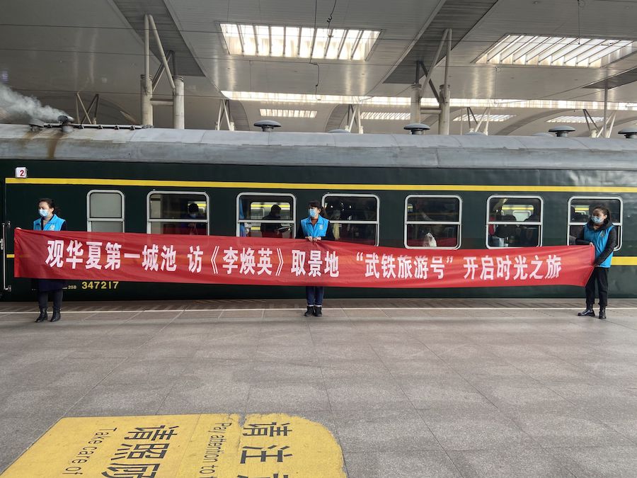 今年首趟武铁旅游号Y676次旅游专列去襄阳。 长江日报记者王谦 摄
