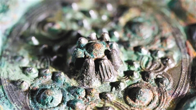 秦汉新城西汉时期大型墓葬群中出土的精美铜镜　　首席记者 李明 摄