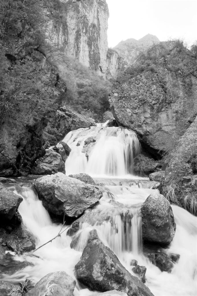 贵清峡的飞瀑急流