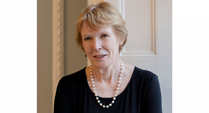 玛格丽特&middot;麦克米伦，历史研究及国际关系领域的领军人物，现为牛津大学教授。麦克米伦的曾外祖是英国一战名相劳合&middot;乔治，她的多部作品也与其外祖父的时代背景密切相关，囊括塞缪尔&middot;约翰逊奖、达夫&middot;库珀奖、赫塞尔-蒂尔特曼奖等众多国际大奖。