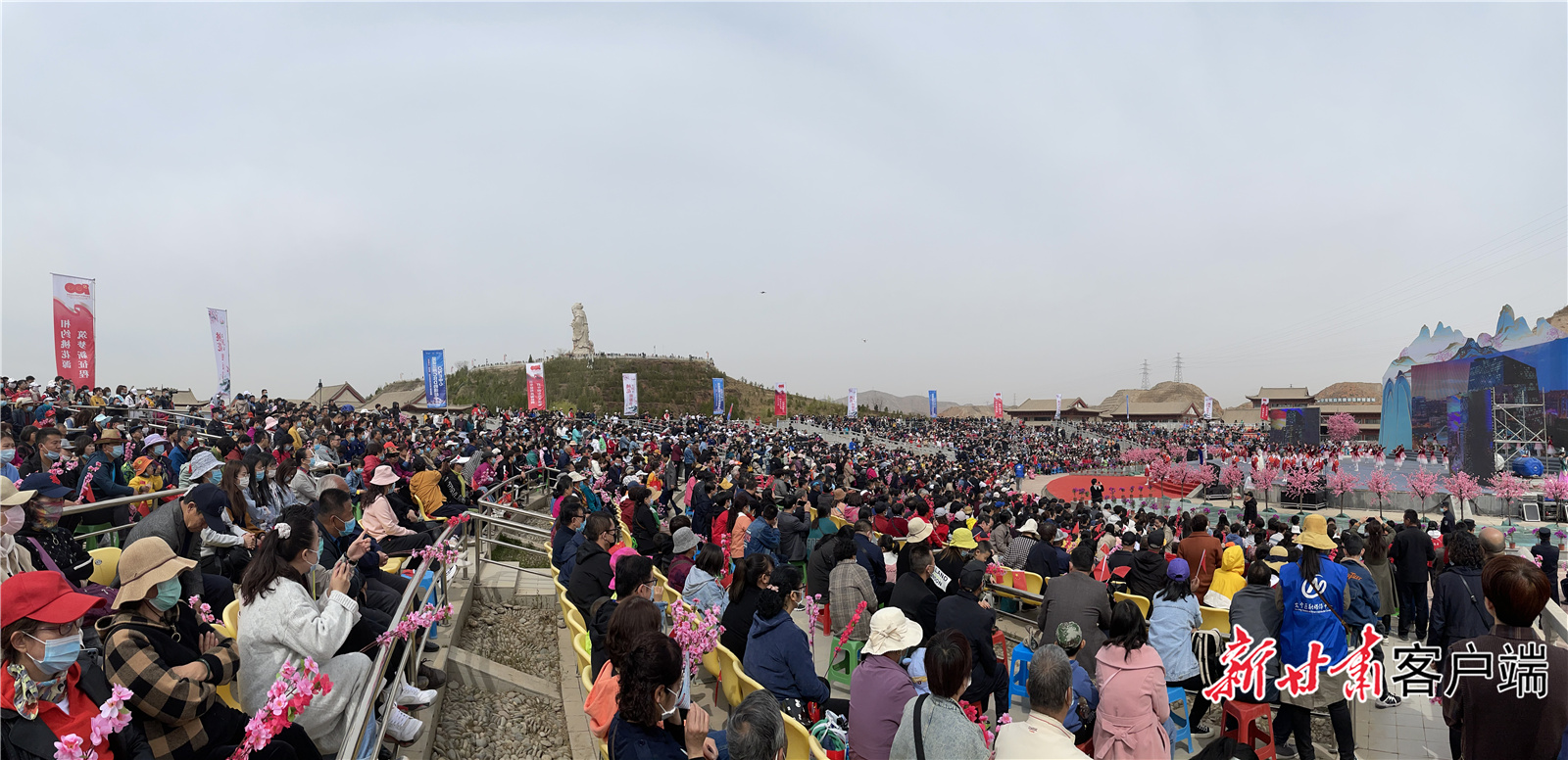 开幕式现场座无虚席(全景拍摄)