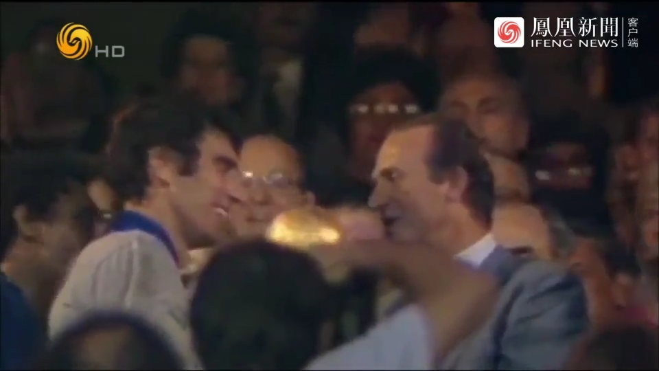 1982年世界杯，意大利最终捧起冠军奖杯