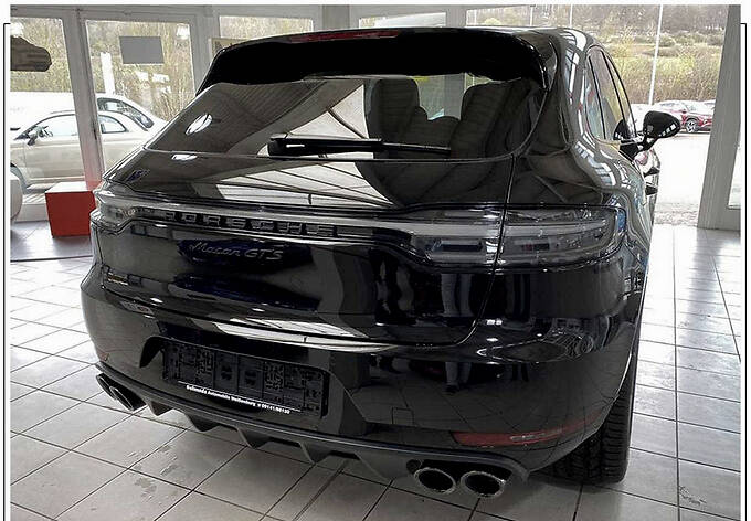 保时捷macan实拍曝光搭29t引擎配黑色轮毂四出运动排气