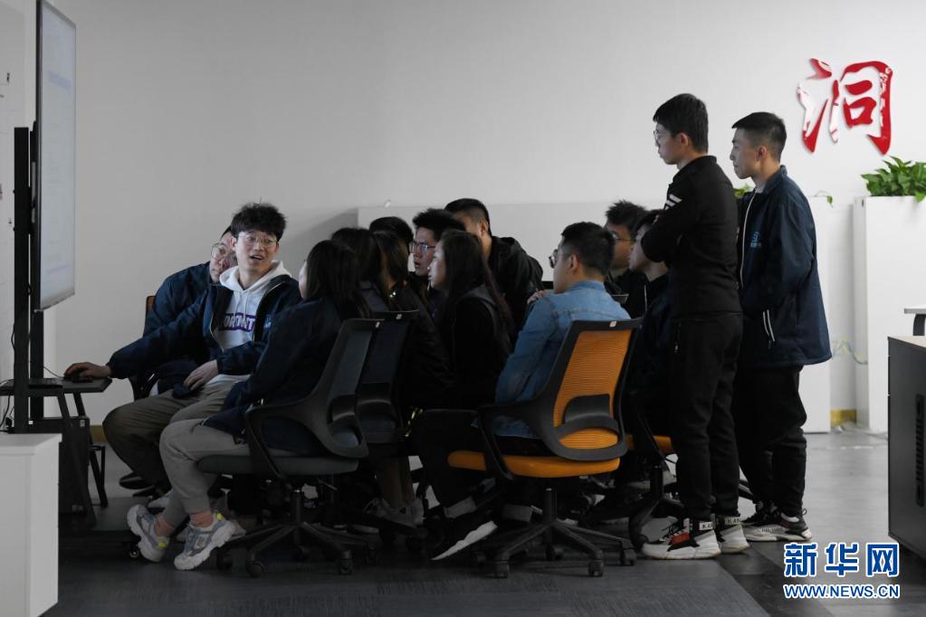 大数据产业为当地年轻人提供了就业新途径。图为新一批的数据标注员正在接受培训。（刘亮亮 摄）
