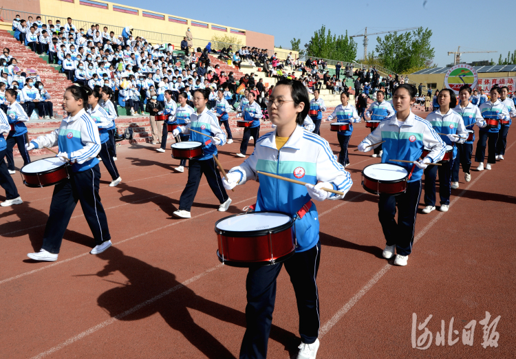 2021年4月14日，河北省内丘县举行2021年中小学生运动会开幕式表演。河北日报记者杜柏桦摄影报道
