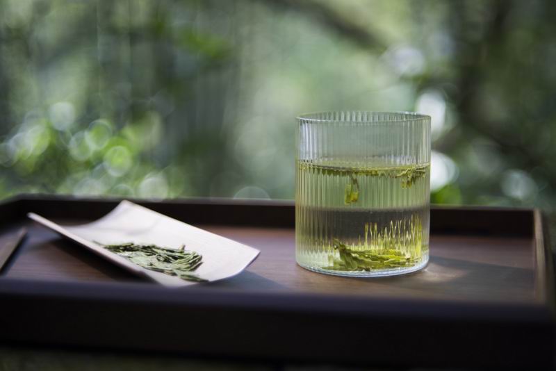 以龙井为代表的绿茶，多以玻璃杯为容器进行冲泡。