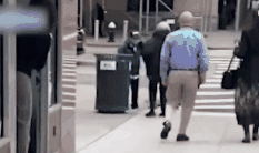 美国黑人男子将亚裔一拳击倒在地 路人张开双臂站了出来