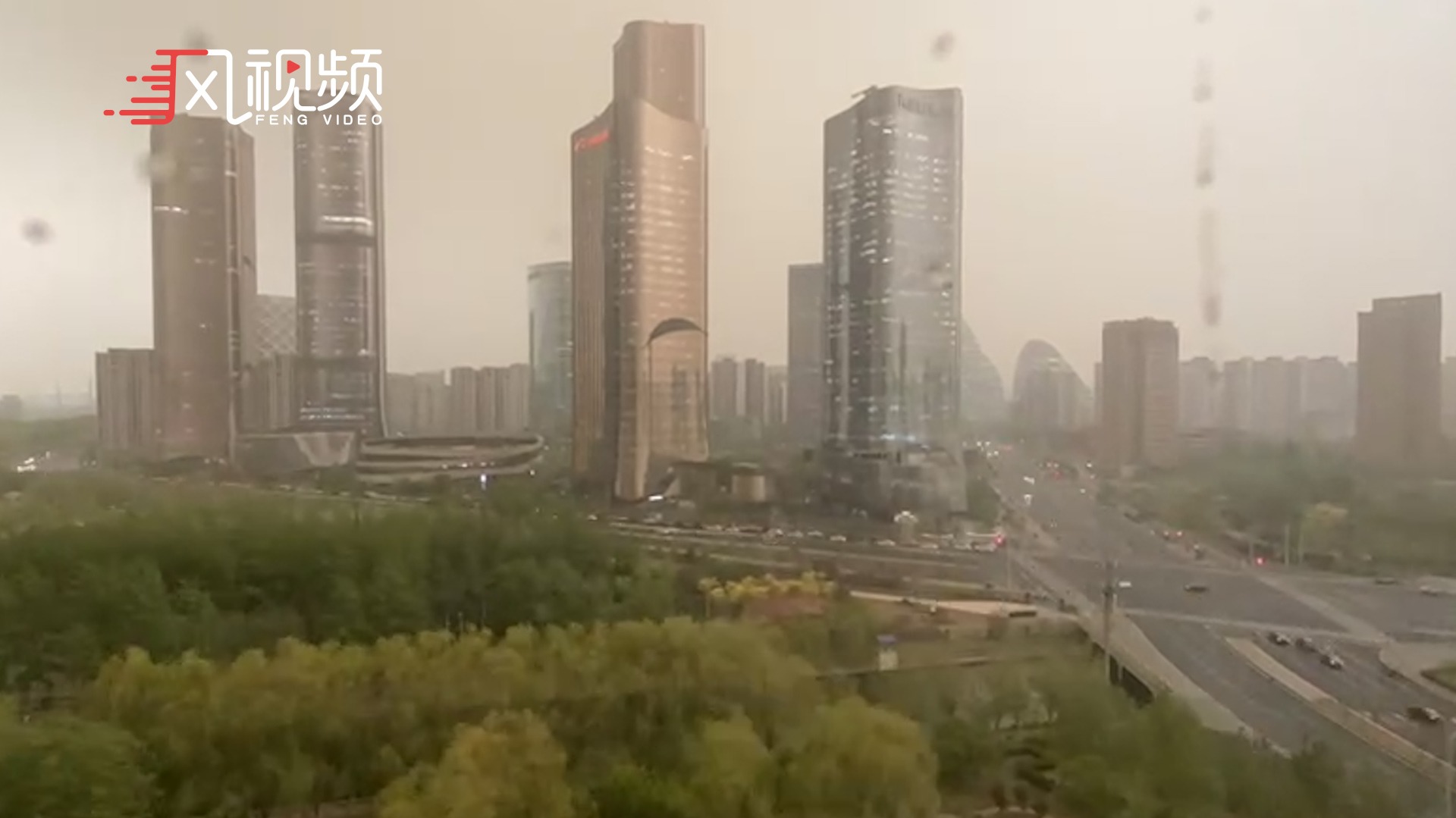 大风沙尘雨水雷电齐现身，北京下“泥雨”了？