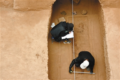考古工作者在大堡子墓地进行现场发掘（4月13日摄） 新华社发