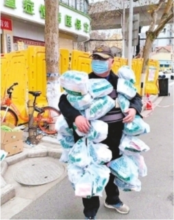 “药袋哥”丰枫。