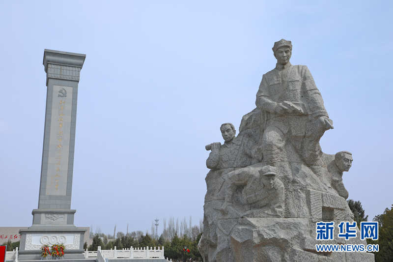 “血战高台”英雄群雕和中国工农红军西路军纪念碑（4月8日摄） 新华社记者 张智敏 摄