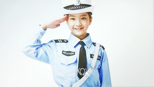 中国公安制服照登上韩国杂志,韩媒无语:中国公安守护韩国?_凤凰网