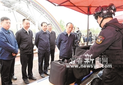 图为4月15日，市领导于秀明、严允、黄德刚、夏红色、胡江萍等在4&middot;15全民国家安全教育日活动现场参观国家安全知识宣传展板和反恐防爆装备展示。（记者 刘继刚 摄）