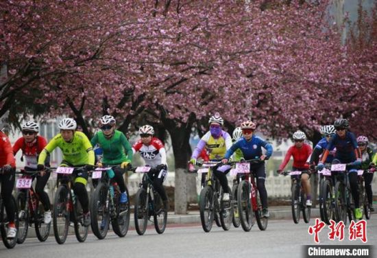 4月11日,“陇越骑联”第一届甘肃省业余自行车联赛在甘肃陇南市两当县开赛。冉创昌 摄