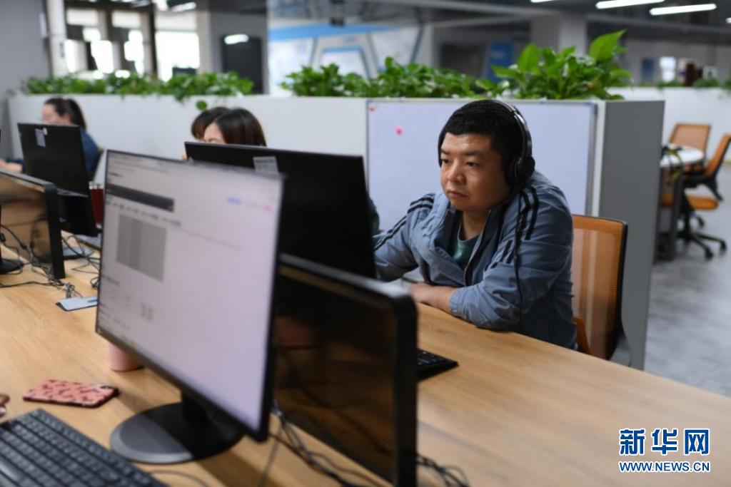 渠帅正在接受数据标注员业务培训，他的母亲雒峰峰在霍州煤电“挖煤”23年，现在他走上了和母亲不一样的职业道路。（刘亮亮 摄）